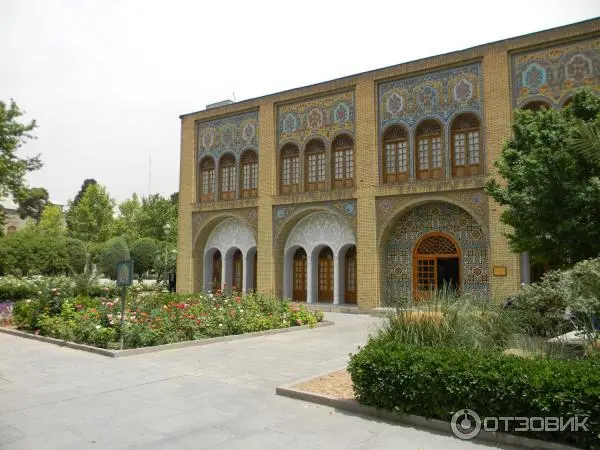 نمای بیرونی کاخ گلستان با معماری سنتی و باغهای زیبا