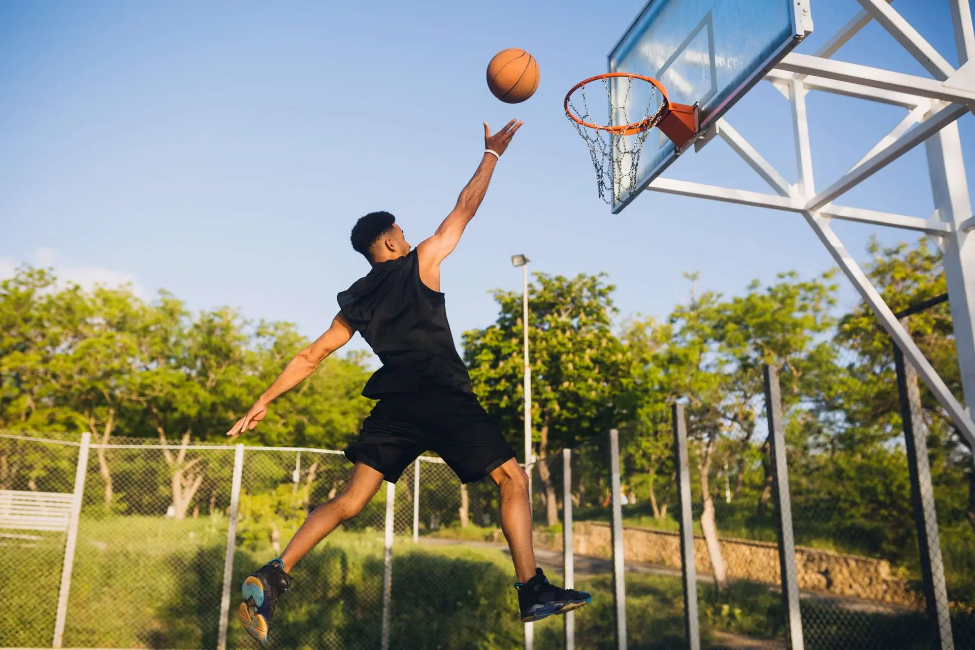 NBA چیست؟ تاریخچه، قوانین، تیم‌ها و نحوه برگزاری مسابقات؛ یک راهنمای کامل برای تصمیم بهتر