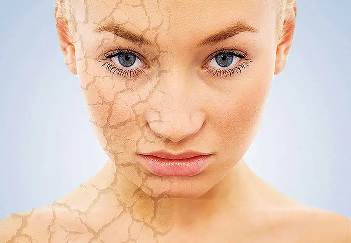 کرم مرطوبکننده در دست فرد برای استفاده روزانه