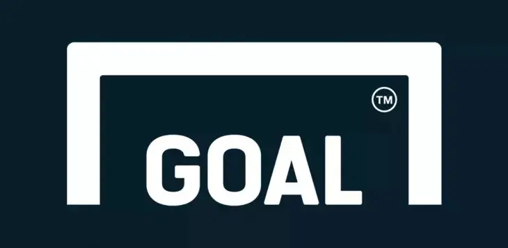 بازیکن فوتبال در حال دودن با توپ در نزدیکی دروازه