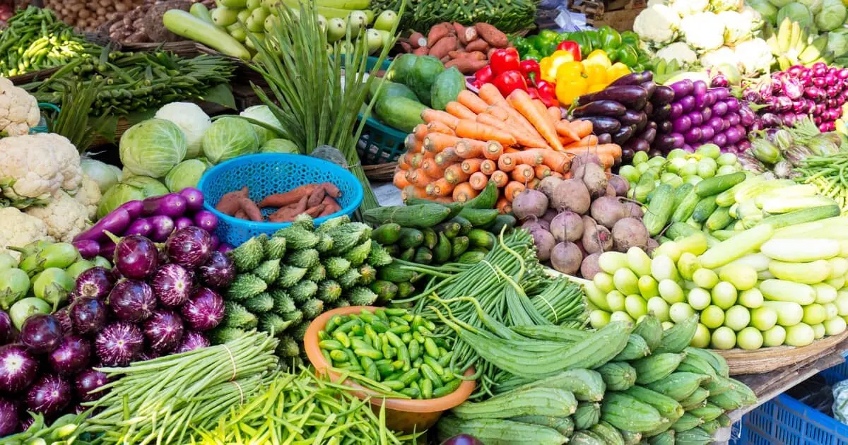 سبزیجات ریشه‌ای مانند هویج و سیب‌زمینی که در جای تاریک و خشک نگهداری می‌شوند