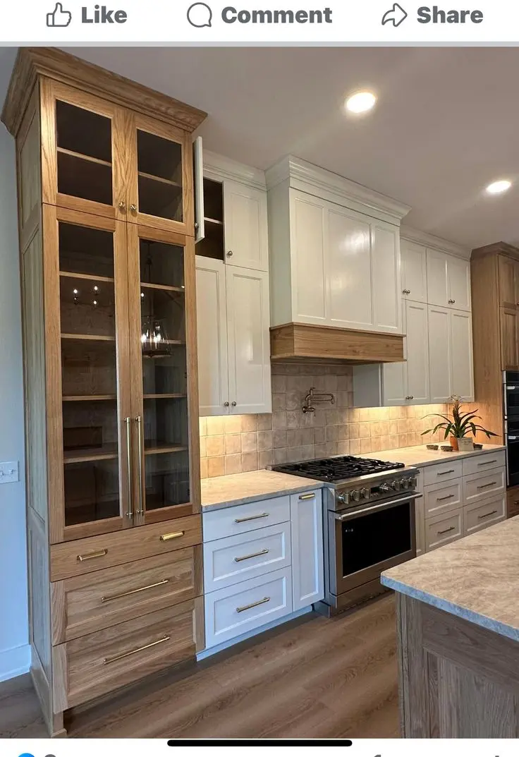 کابینت‌های خاکستری روشن در آشپزخانه کوچک با نور طبیعی و وسایل مدرن