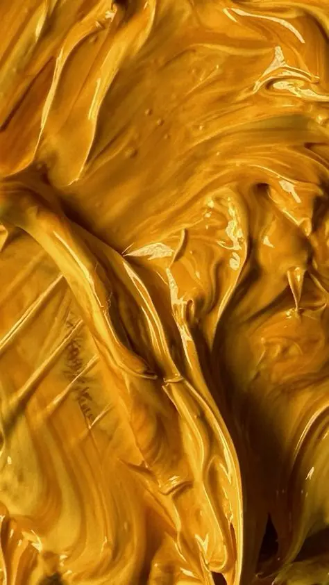 اتاق نشیمن با دیوارهای رنگ طوسی و مبلمان سبک