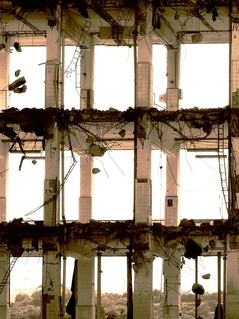 نمونهای از نقشه فونداسیون و پی ساختمان که شامل جزئیات عمق و ابعاد پی میباشد