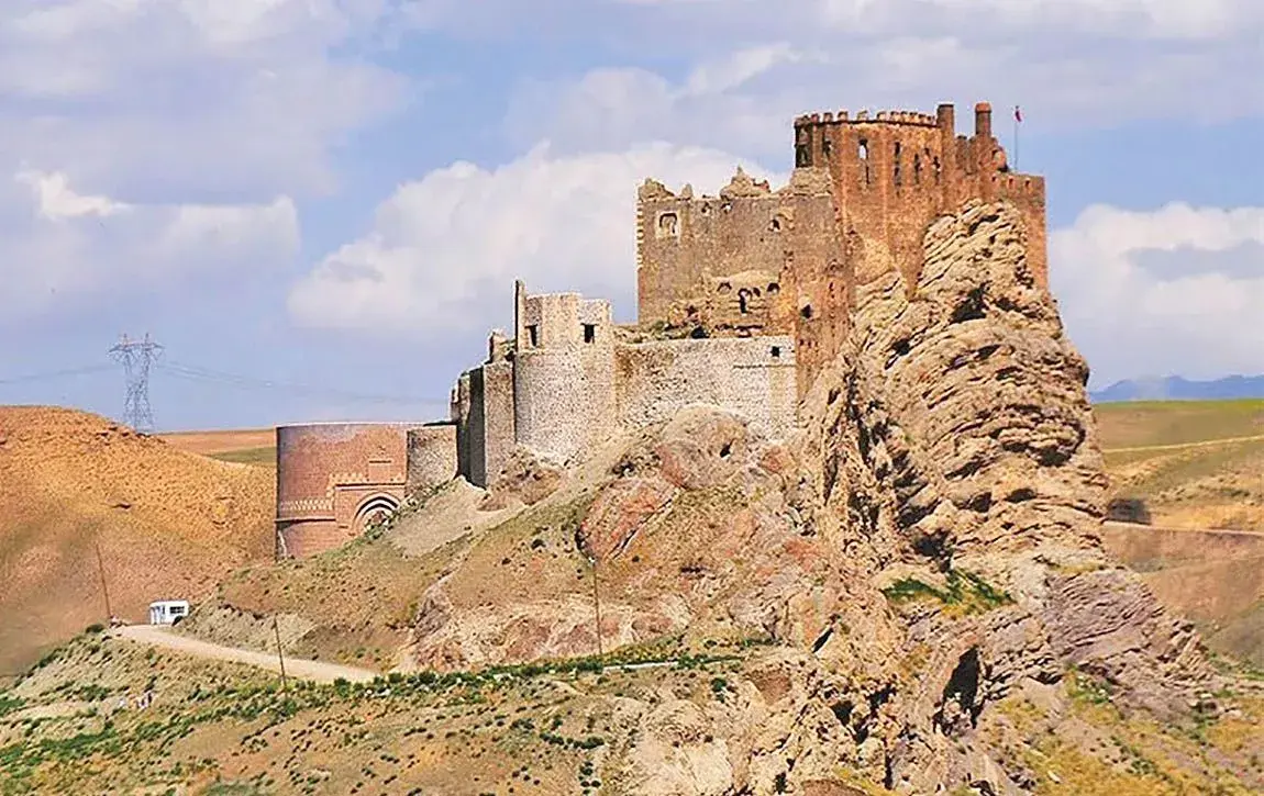 کاخ عالی‌قاپو؛ شاهکار معماری صفوی به زبان ساده