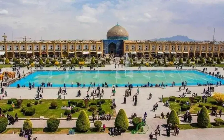 داخل مسجد جامع اصفهان با گنبد بزرگ و منارههای بلند
