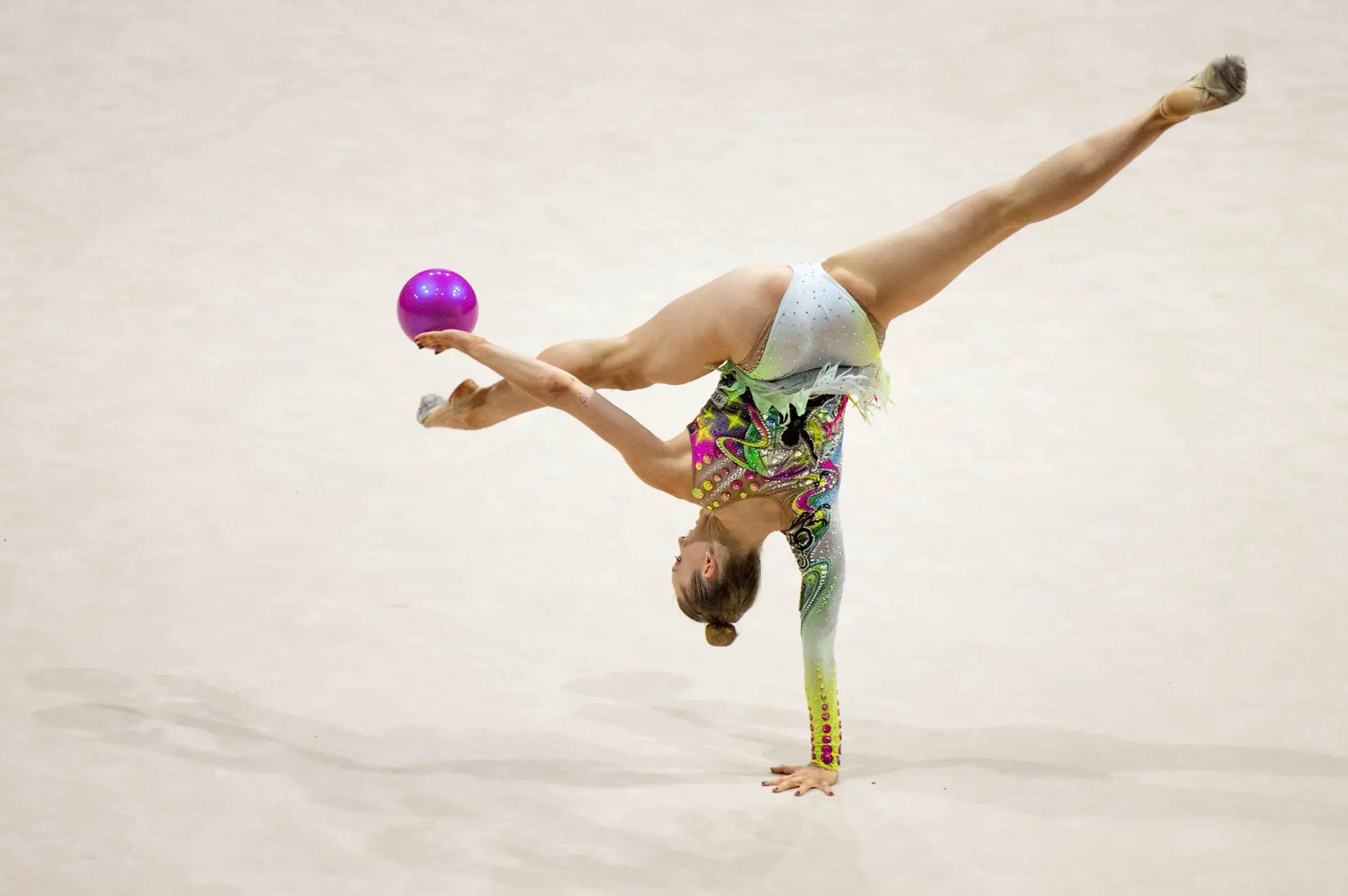 ژیمناستیک ریتمیک در یک مسابقه بینالمللی