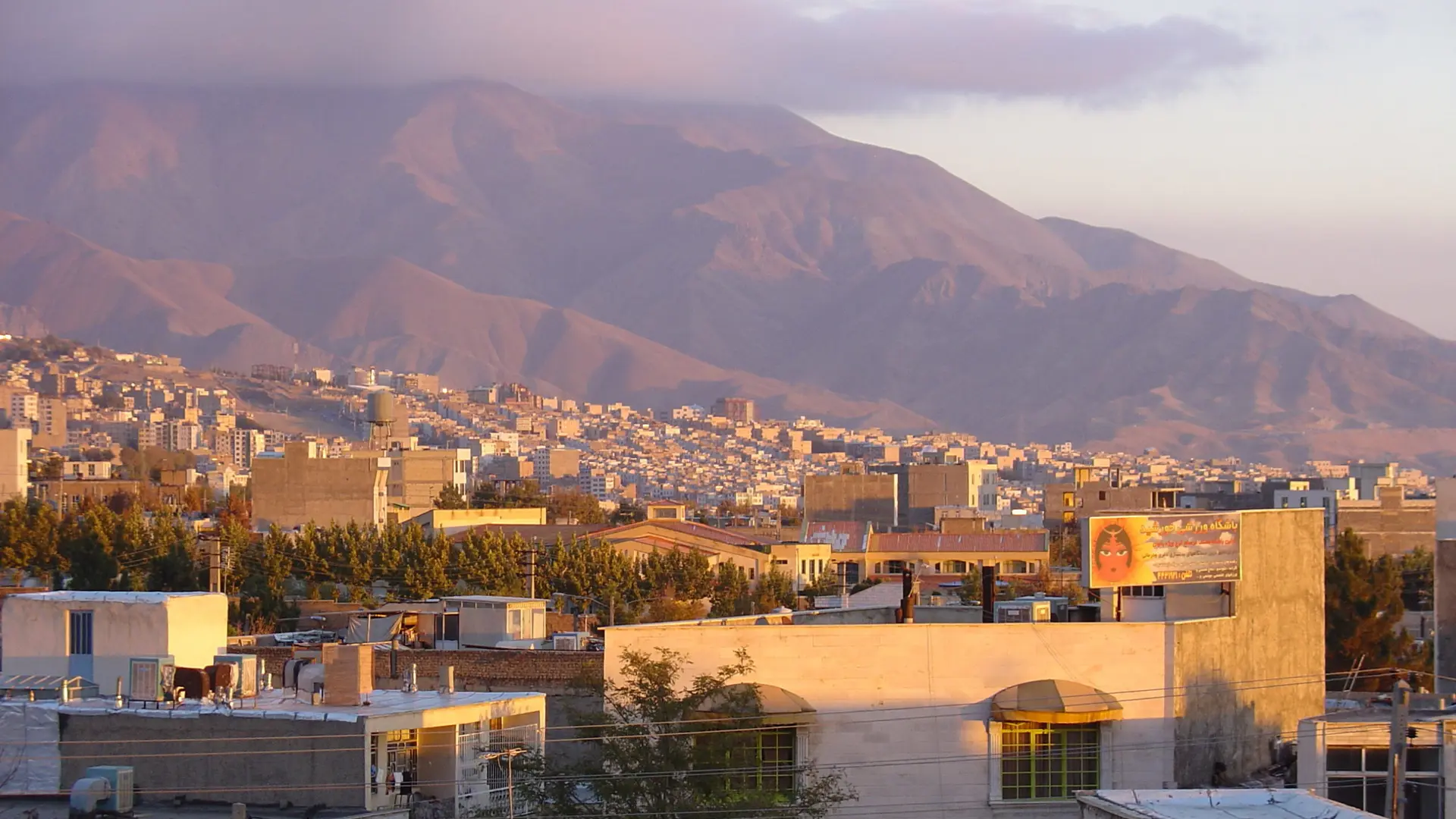 منظره طبیعی کرج با کوهستان‌های اطراف و هوای پاک
