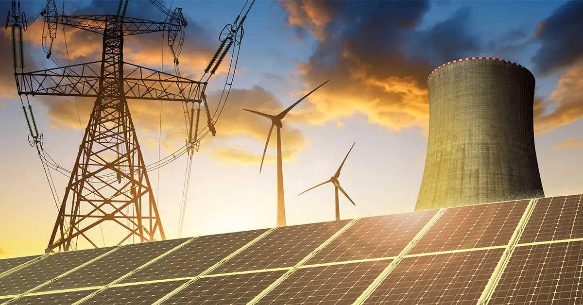 یک فرد در حال نوشیدن آب با لبخند، نشان‌دهنده اهمیت هیدراسیون در تأمین انرژی