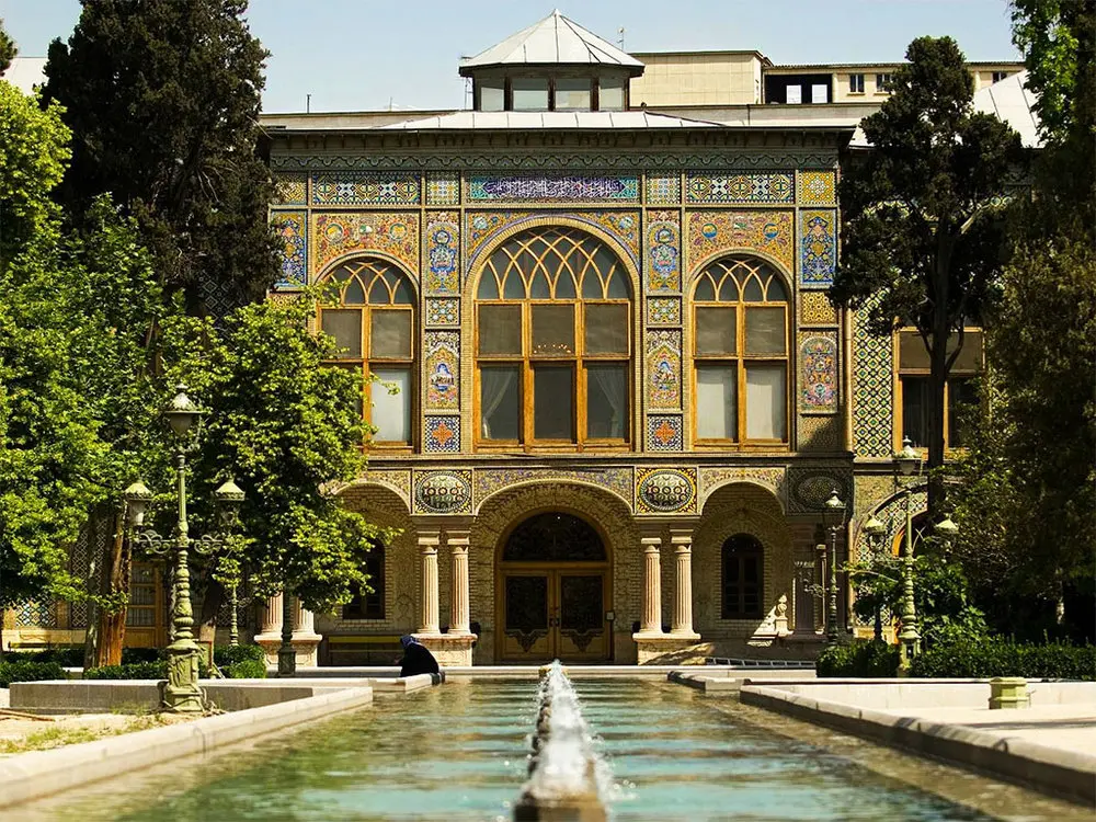 قلعه تاریخی بندر ترکمن با معماری سنتی و منظره دریای خزر
