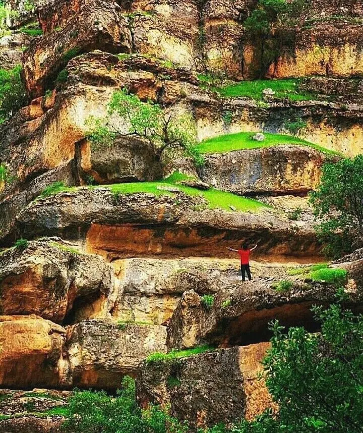 کوهستان زاگرس در لرستان با منظرهای بکر و طبیعی