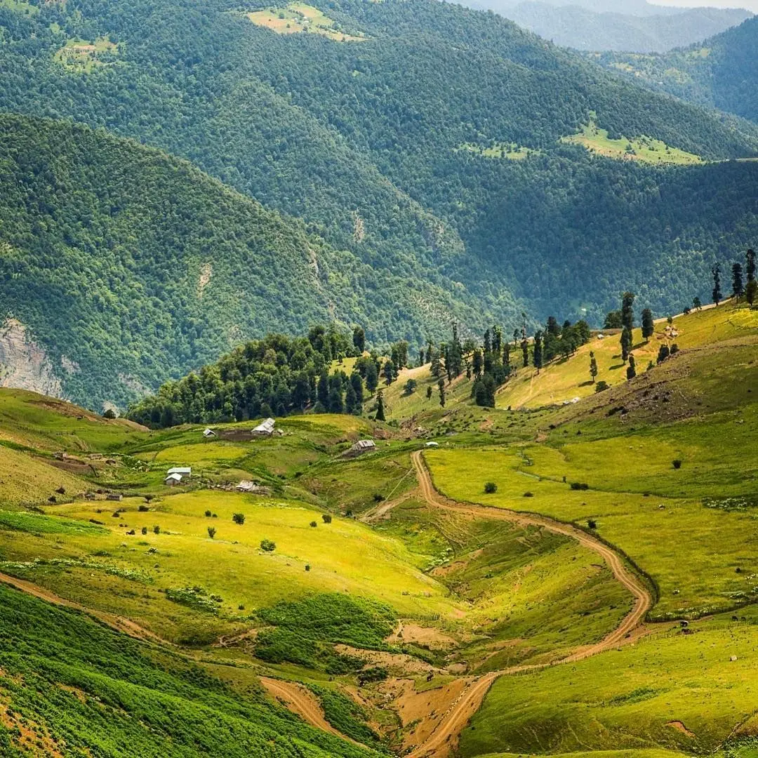 منظره تاریخی شهر رشت با باغهای سنتی و معماری قدیمی