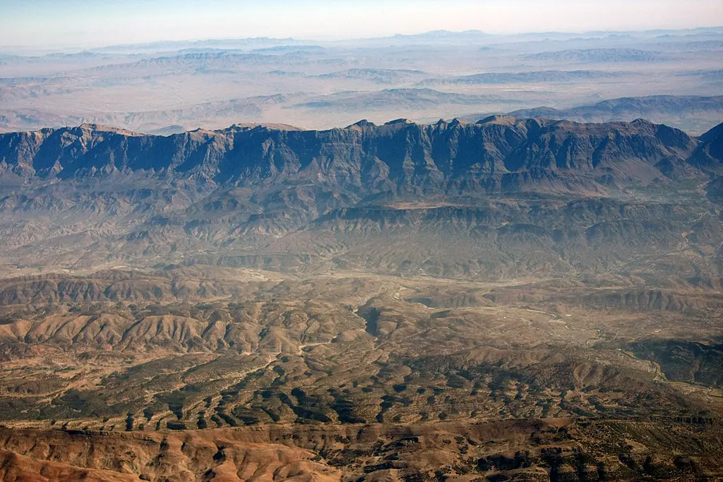 منظره روستای سنتی زاگرسی با خانه‌های سنگی و طبیعت اطراف