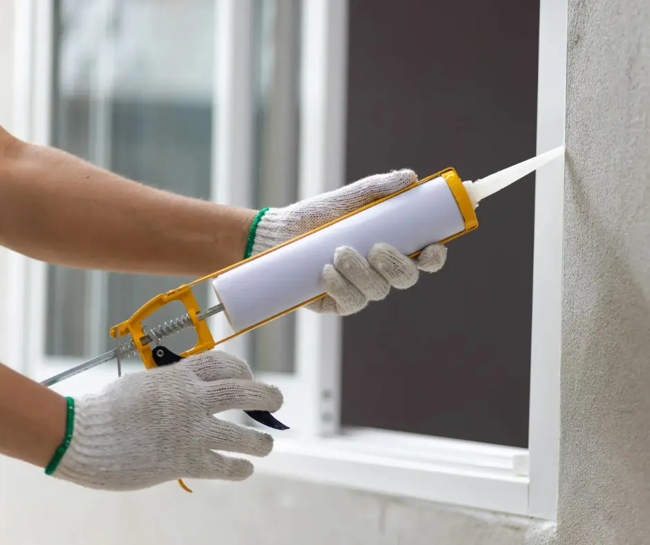 ابزارهای مورد نیاز برای اعمال ماستیک ساختمانی مانند پیتزول و چاقو ماستیک
