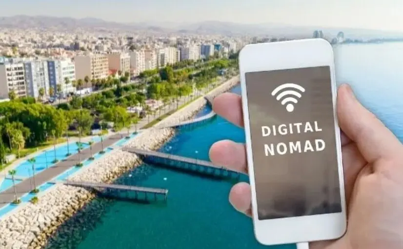 یک دیجیتال نومد در حال کار در یک کافه با لپتاپ و نوشیدنی گرم
