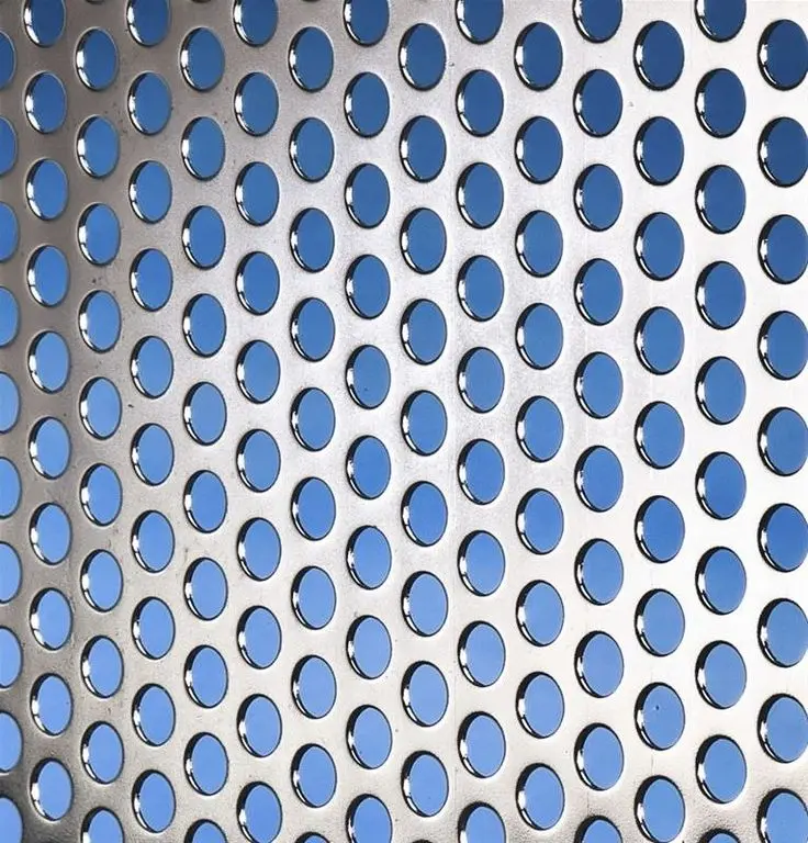 نمونهای از نمای ساختمان با استفاده از ورق پانچ در طراحی مدرن