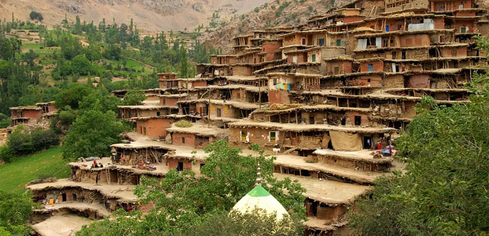 منظره کوهستانی ماسوله با خانه‌های سفالی سنتی