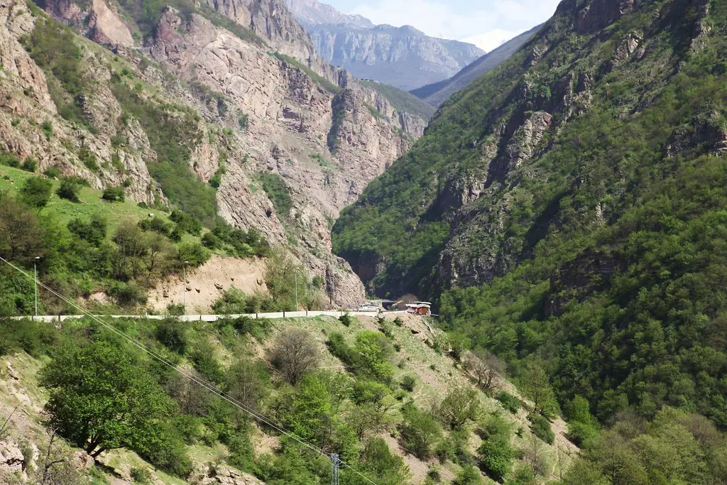 منظره زیبا از آبشار لاریجان در فصول بهار و تابستان