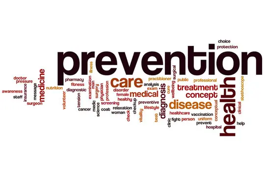 یک تیم در حال بررسی و برنامهریزی پروژه برای پیشگیری از مشکلات آینده