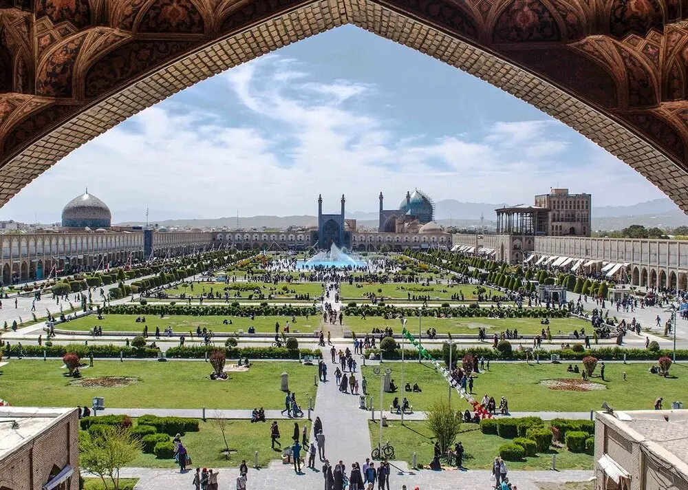 چرا میدان نقش جهان یکی از مهم‌ترین جاذبه‌های تاریخی ایران است؛ نکات کاربردی و اشتباهات رایج