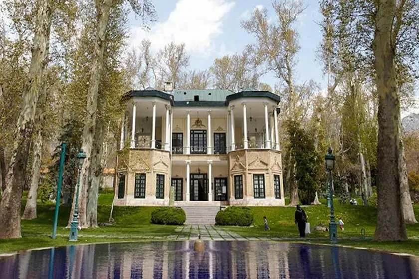باغ‌های زیبا و معماری کاخ سعدآباد در روزی آفتابی