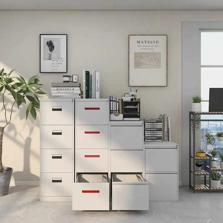 بین کابینتیهای مدرن با طراحی سفارشی در یک اتاق نشیمن