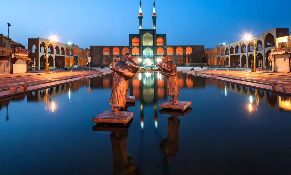 مسجد جامع کاشان با معماری اسلامی و کاشیکاریهای هنرمندانه