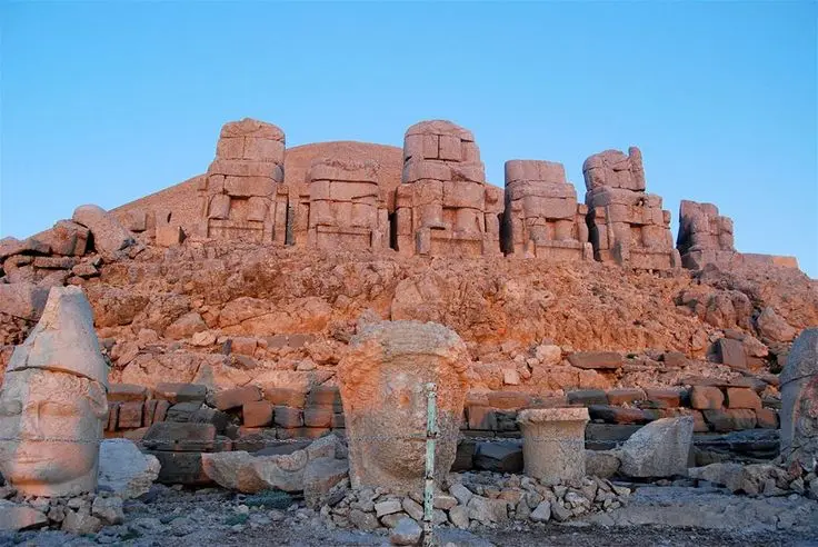 منظره کوهستانی و سنگهای طبیعی در دره مجسمهها