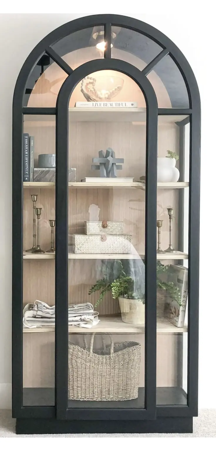کابینت نمایشگاهی با طراحی مدرن و استفاده از شیشههای تقویت شده
