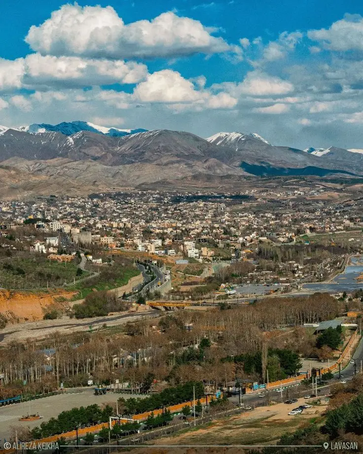 باغ شازده با آبنماها و درختان قدیمی در روز آفتابی