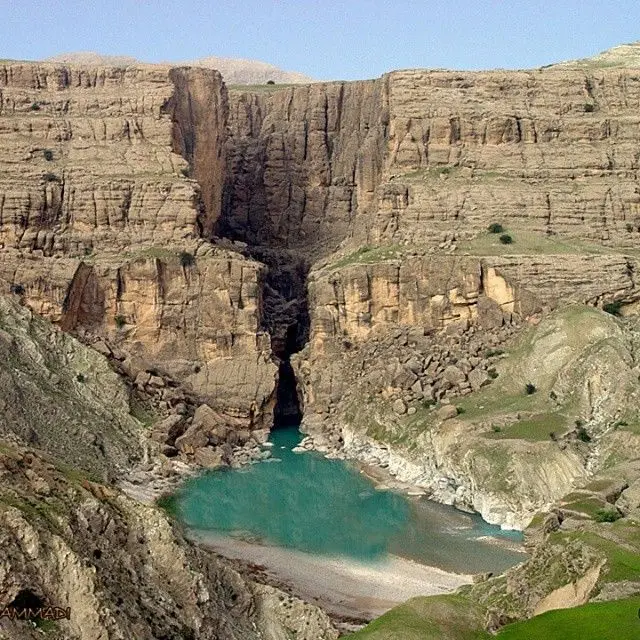 دو نفر در حال کمپینگ در دشت با خیمه و طبیعت اطراف