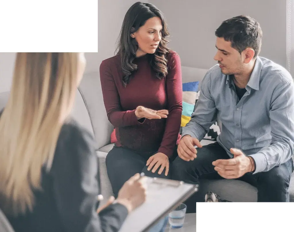 یک زوج در حال گفتگو با یکدیگر در محیطی آرام