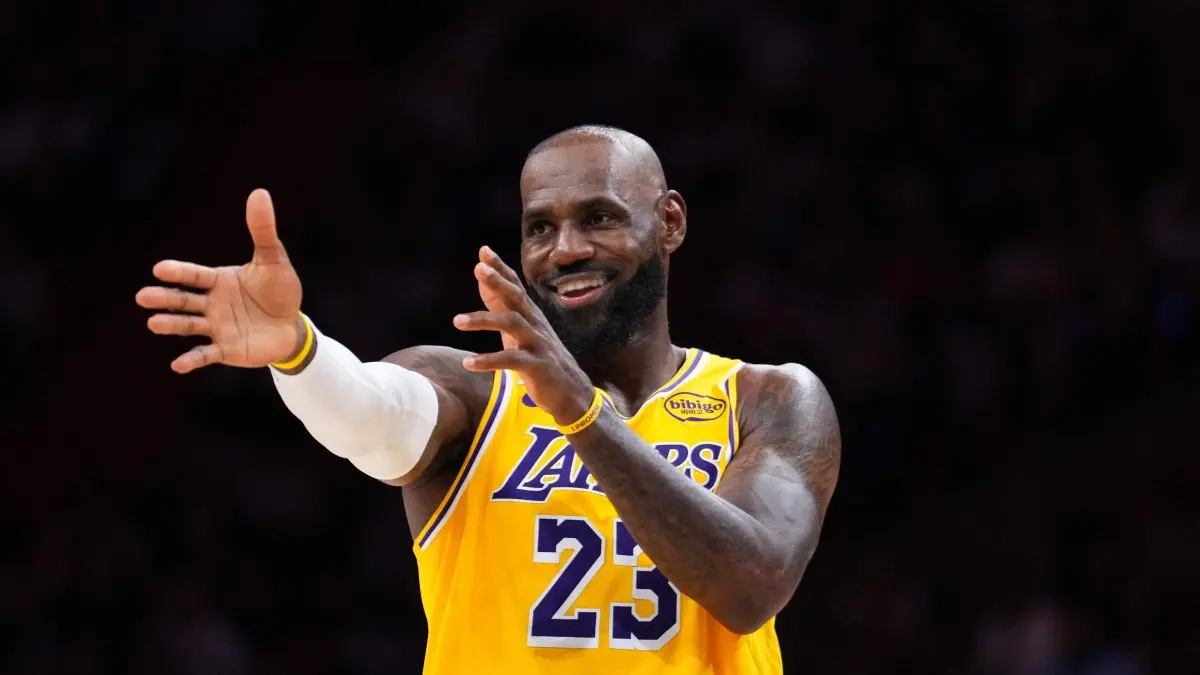 لبران جیمز کیست؟ بیوگرافی، رکوردها و افتخارات ستاره NBA؛ یک راهنمای کامل برای تصمیم بهتر