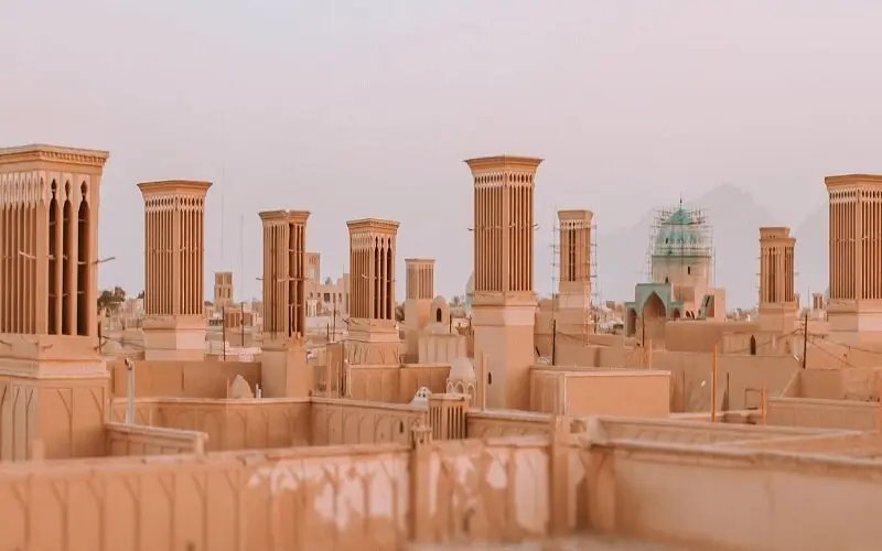 منظره بیابانی دشت لوت با شنهای طلایی و آسمان آبی
