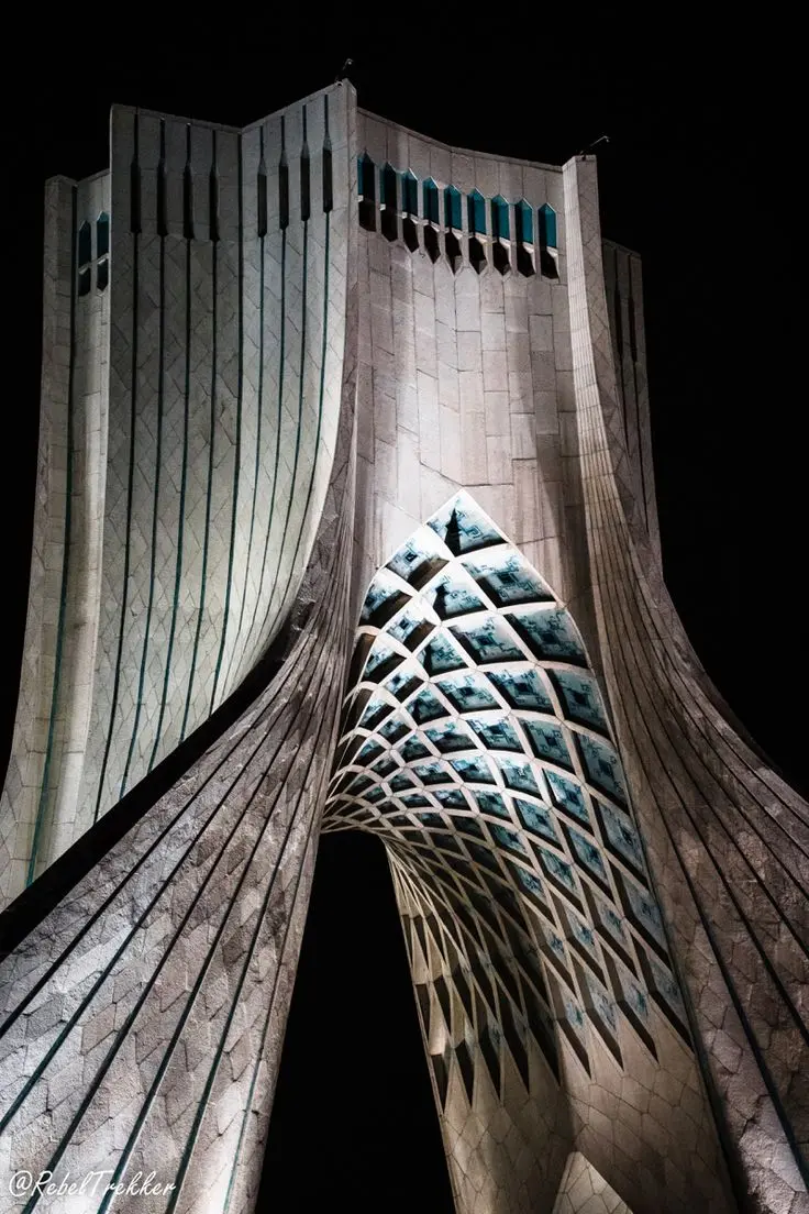 برج میلاد تهران با معماری مدرن و امکانات تفریحی