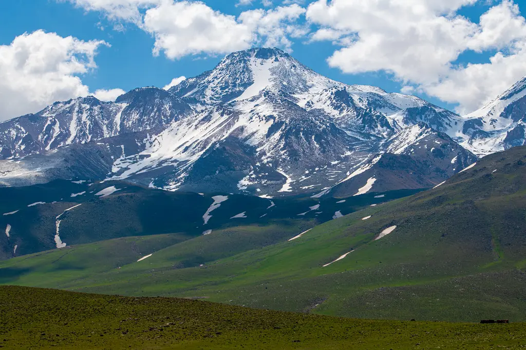 منظره روستاهای کوهستانی در پای کوه سهند با خانه‌های سنتی