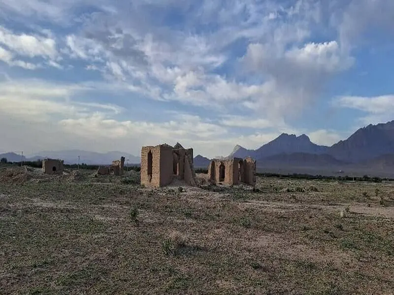منظره دشت کویری با شن و ماسه و آسمان صاف و آبی