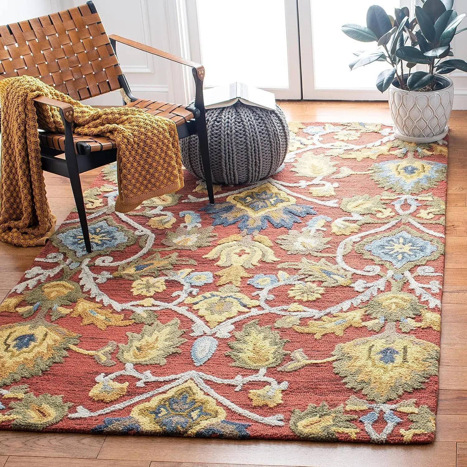 فرش گرد زیر میز غذاخوری در یک اتاق نشیمن با نور طبیعی