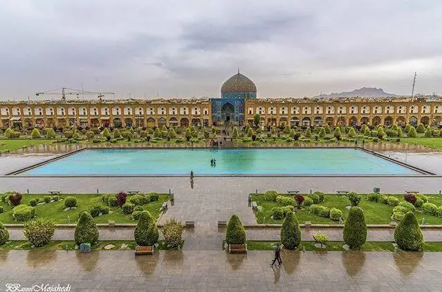 نماهای بیرونی مسجد شیخ لطفالله با کاشیکاریهای رنگارنگ و گنبد زیبا