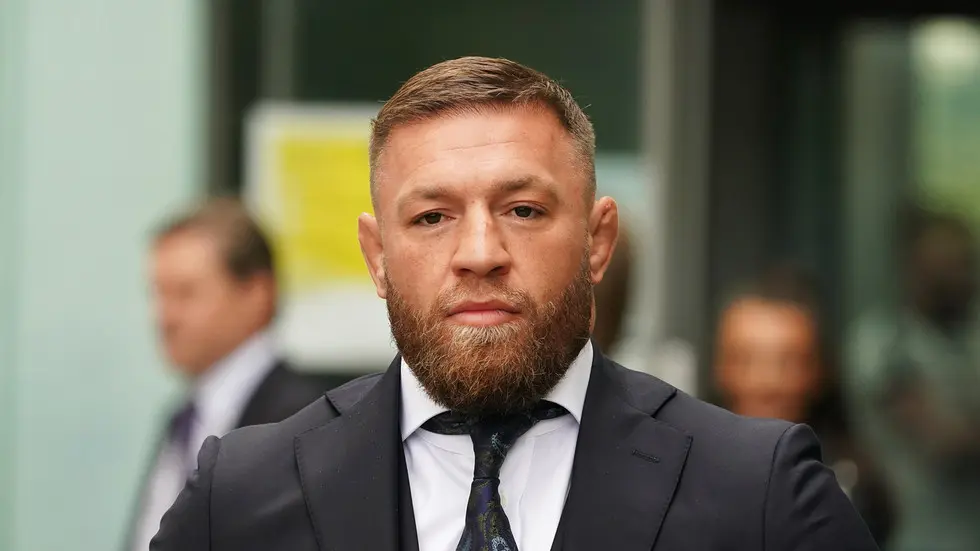 کانر مکگرگور در حین مسابقه با جاستین گسیچ در UFC 257