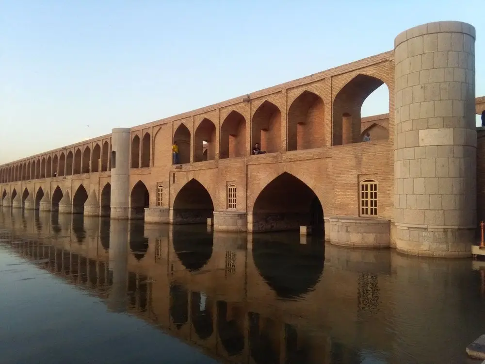 نما کلی پل خواجو با معماری زیبا و سنگ‌های برش‌خورده