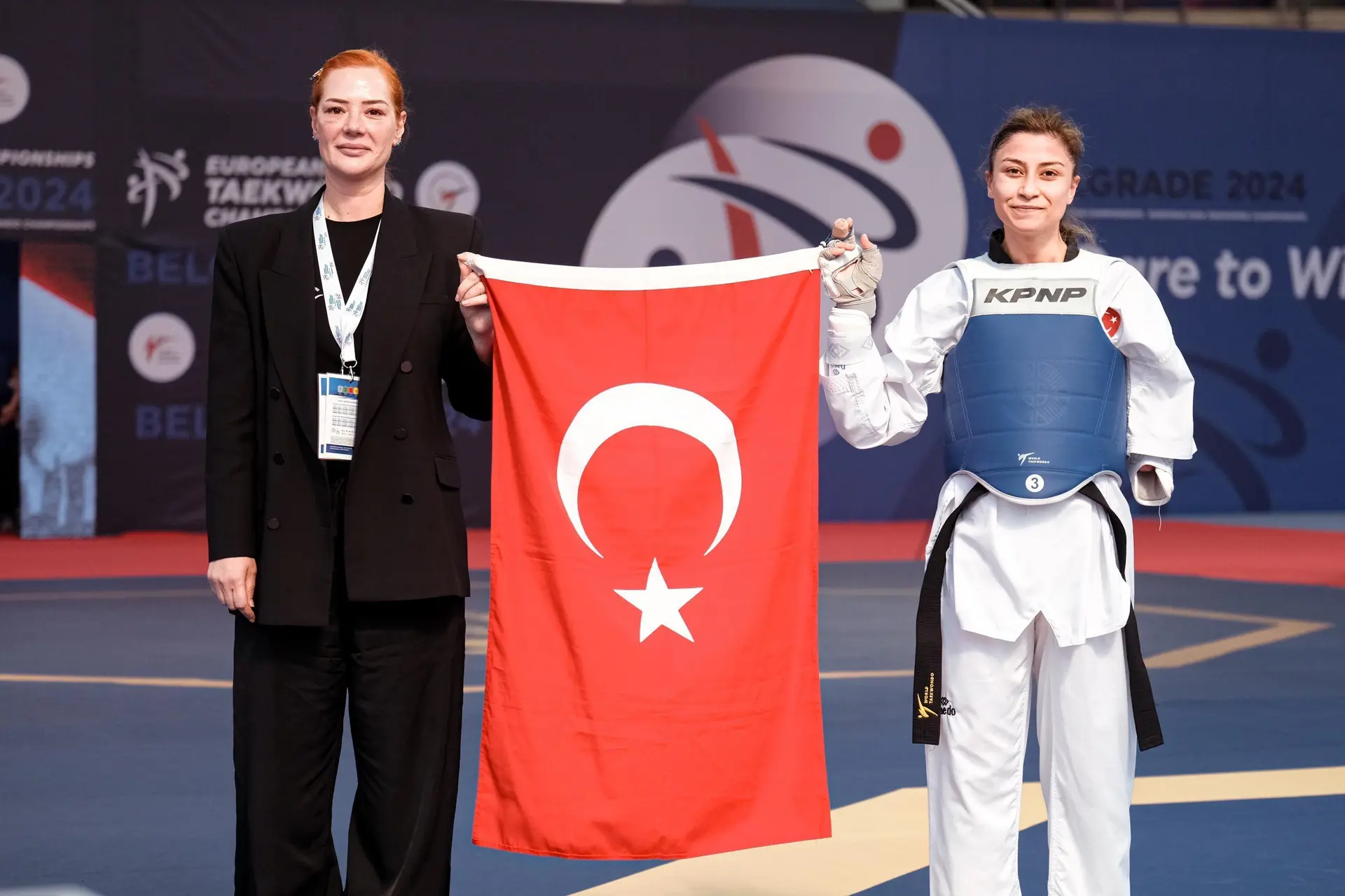 ورزشکار پارا تکواندو در حین تمرین با استفاده از تجهیزات ویژه و همراه با مربی