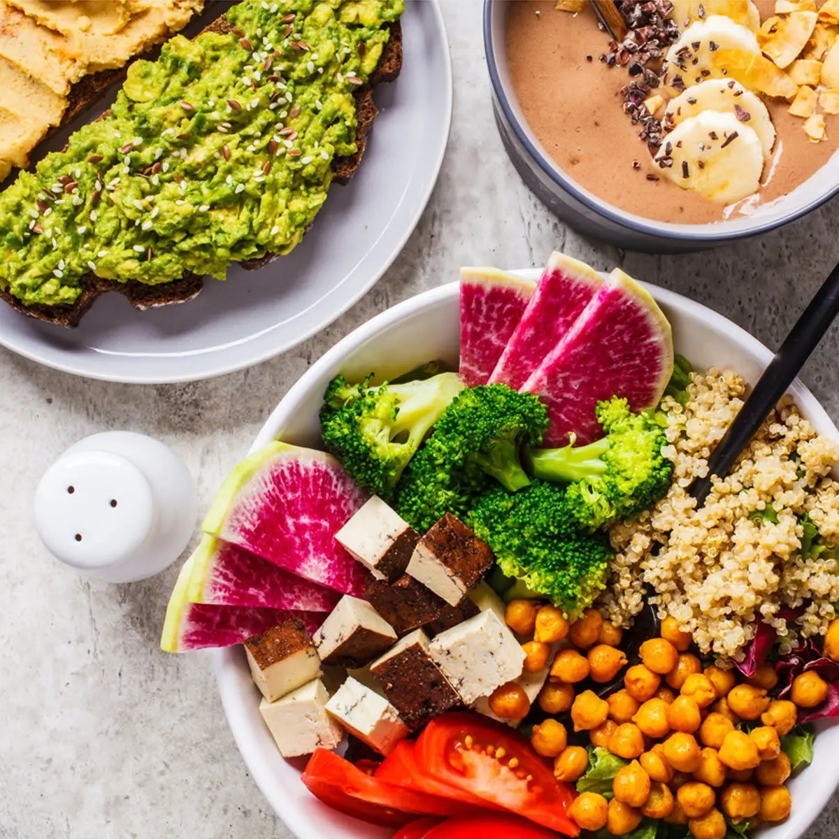 مثالی از یک وعده غذایی وگان شامل سبزیجات، غلات کامل و دانهها