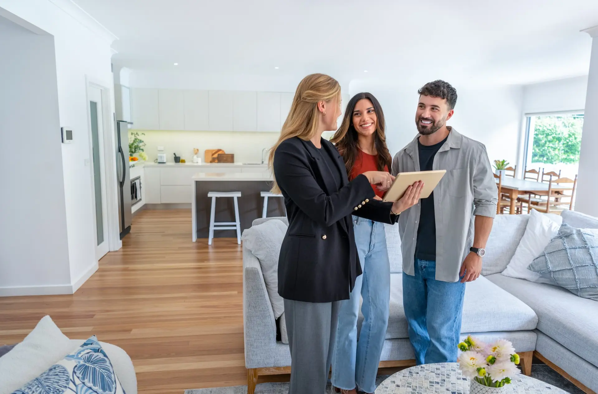 یک کارشناس املاک در حال بررسی دادههای بازار با استفاده از ابزارهای دیجیتال