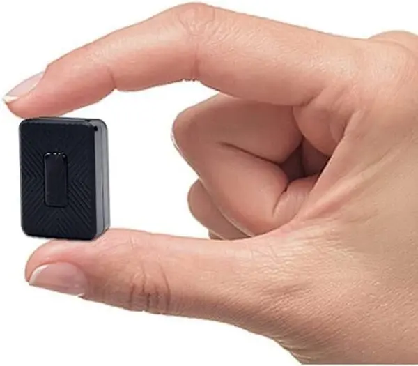یک ردیاب GPS کوچک متصل به یک وسایل نقلیه برای ردیابی موقعیت