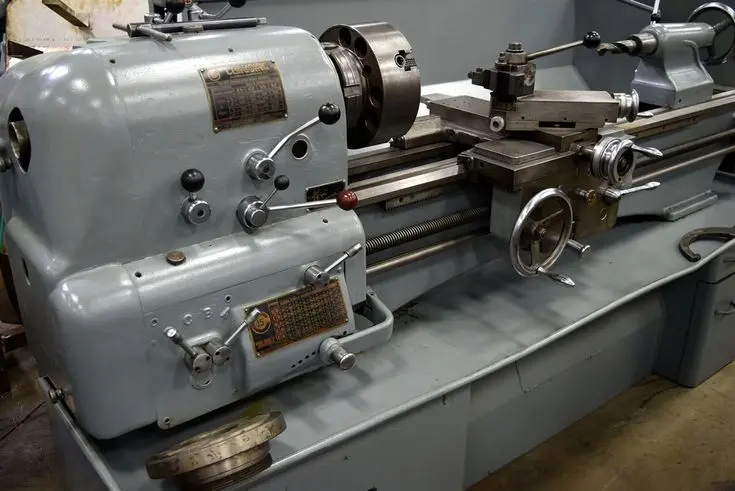 دستگاه فرز CNC با کنترل عددی و قطعات فلزی در حال تولید با دقت بالا