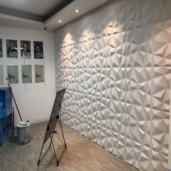 پنل سه‌بعدی با طرح هندسی در یک فضای داخلی مدرن و روشن