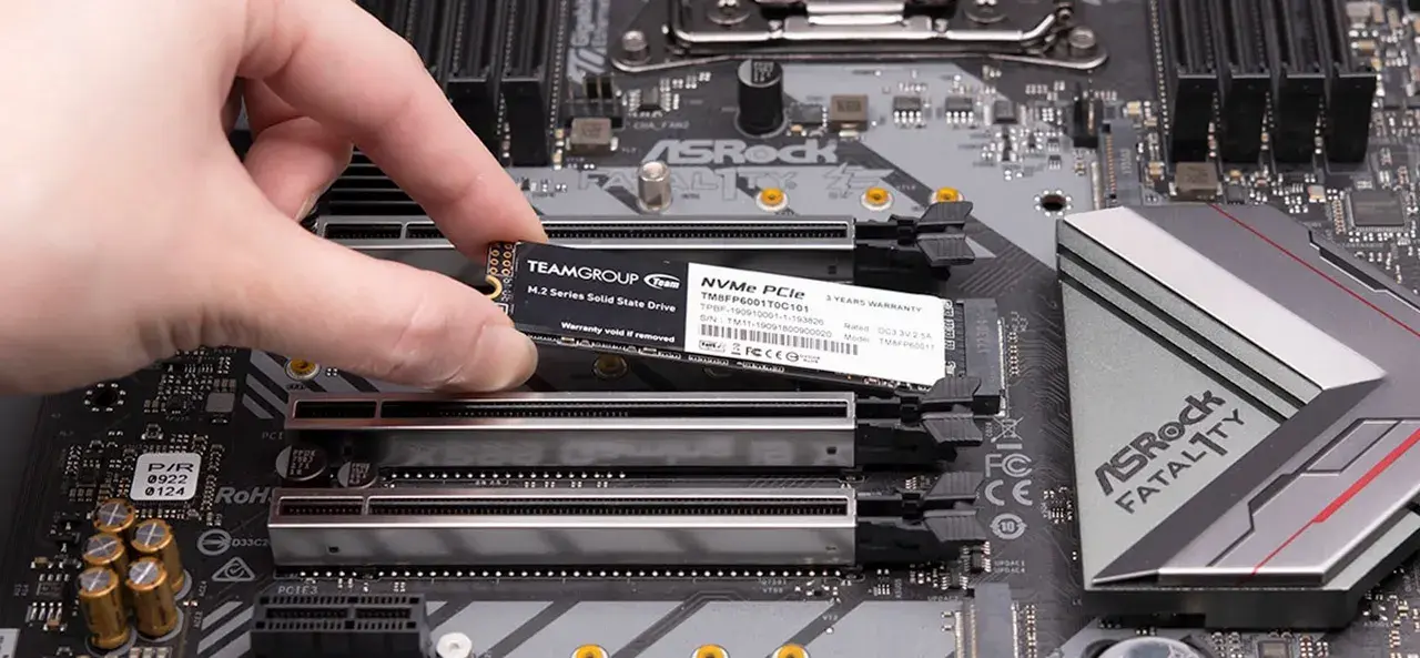 یک SSD M.2 NVMe که در یک مادربرد نصب شده است