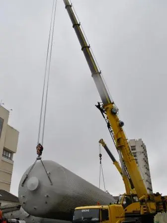نمایی از اتاق تأسیسات مکانیکی یک ساختمان مدرن با تجهیزات مختلف HVAC و الکتریکی