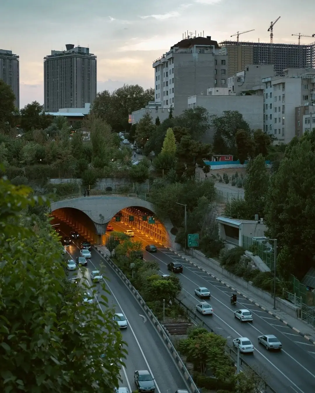 مزههای سنتی ایرانی مانند آش و دمنوش در یک رستوران سنتی